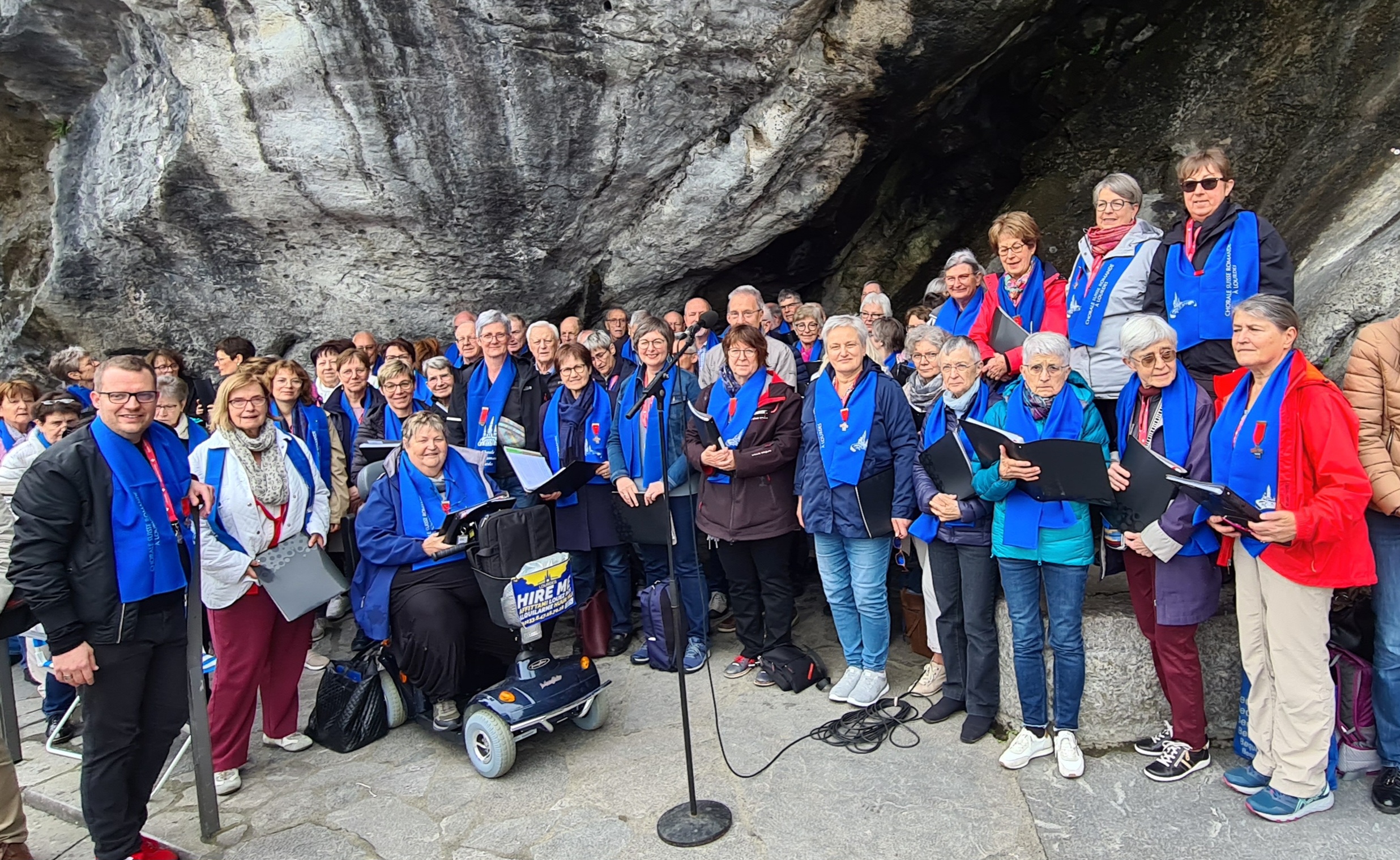 La chorale chante à la grotte de Lourdes